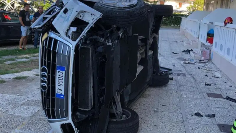 Treviso, sbaglia pedale e si capovolge con l'auto in giardino