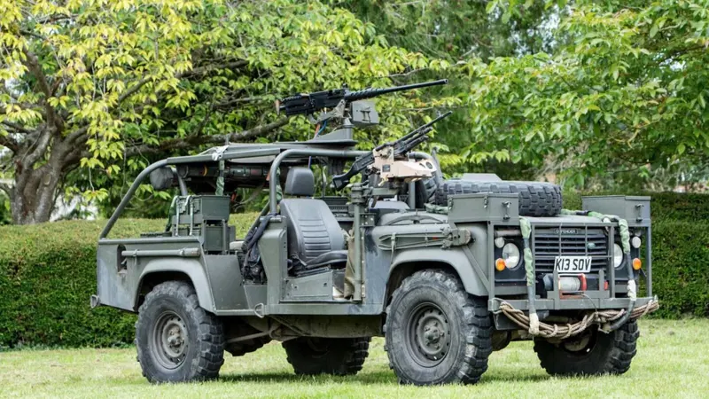 Land Rover Defender 110 V8 SOV: l'anti Humvee all'asta