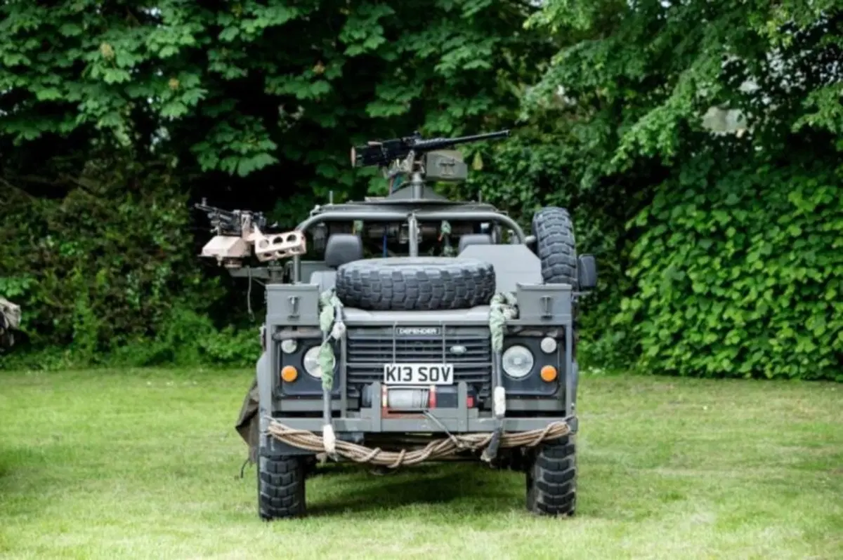 Land Rover Defender 110 V8 SOV: l'anti Humvee all'asta (3)