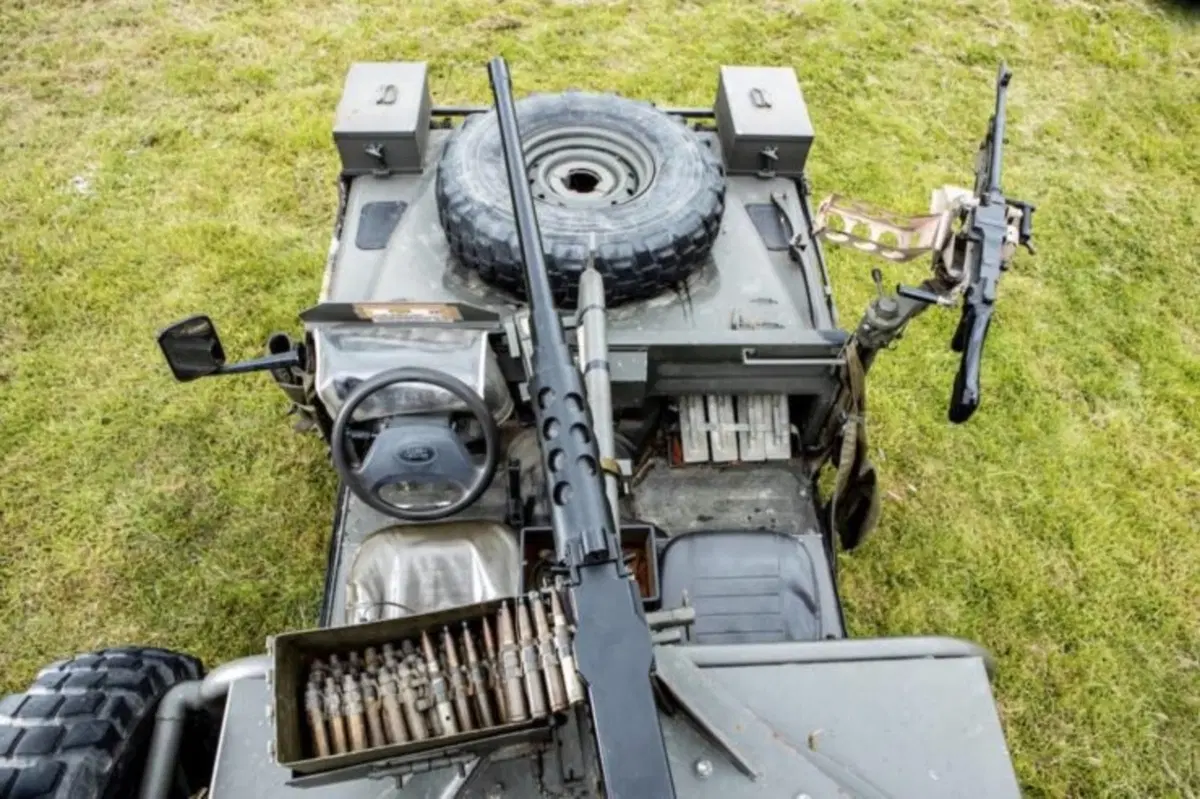 Land Rover Defender 110 V8 SOV: l'anti Humvee all'asta (6)