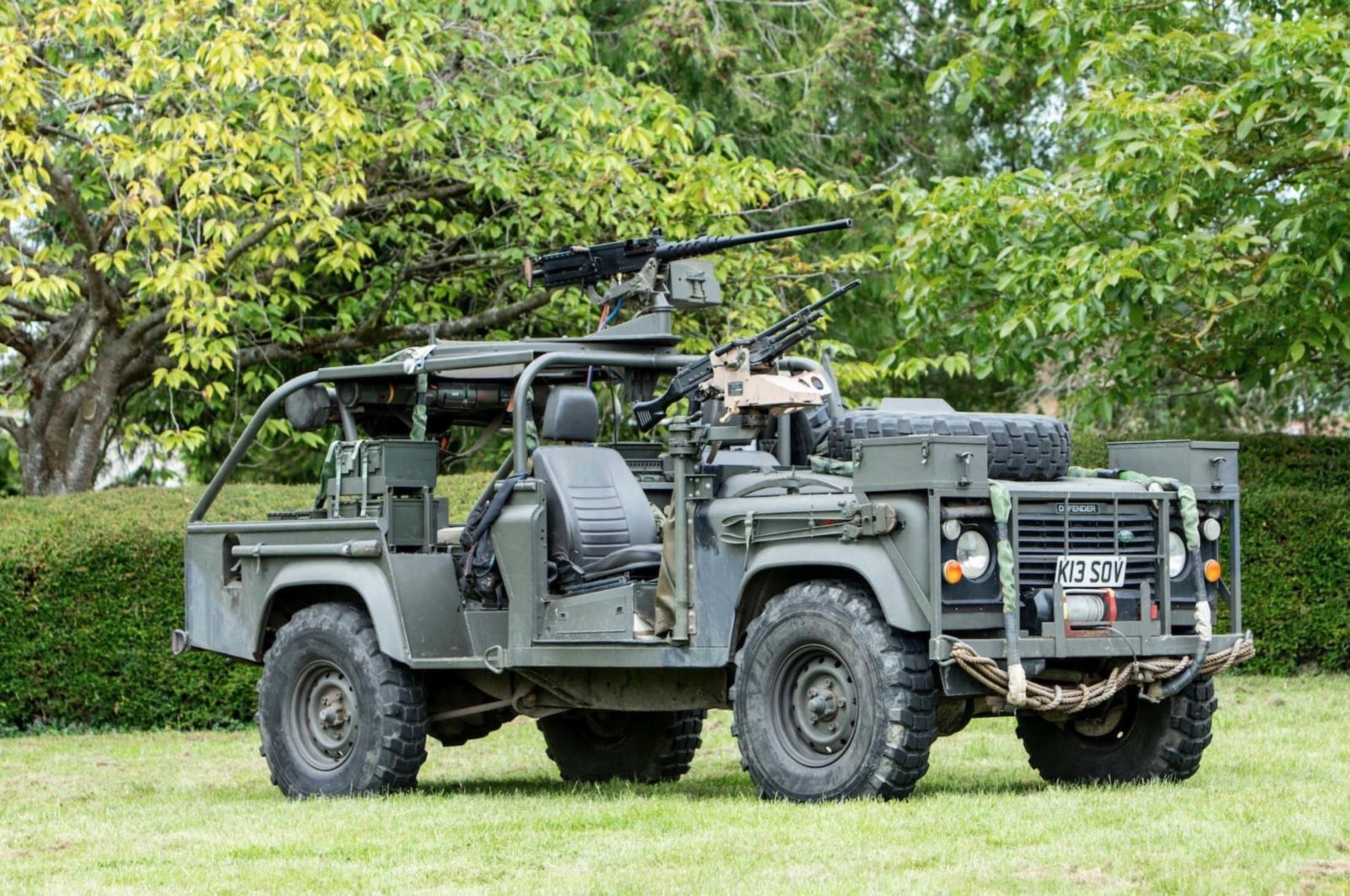 Land Rover Defender 110 V8 SOV: l&#039;anti Humvee all&#039;asta