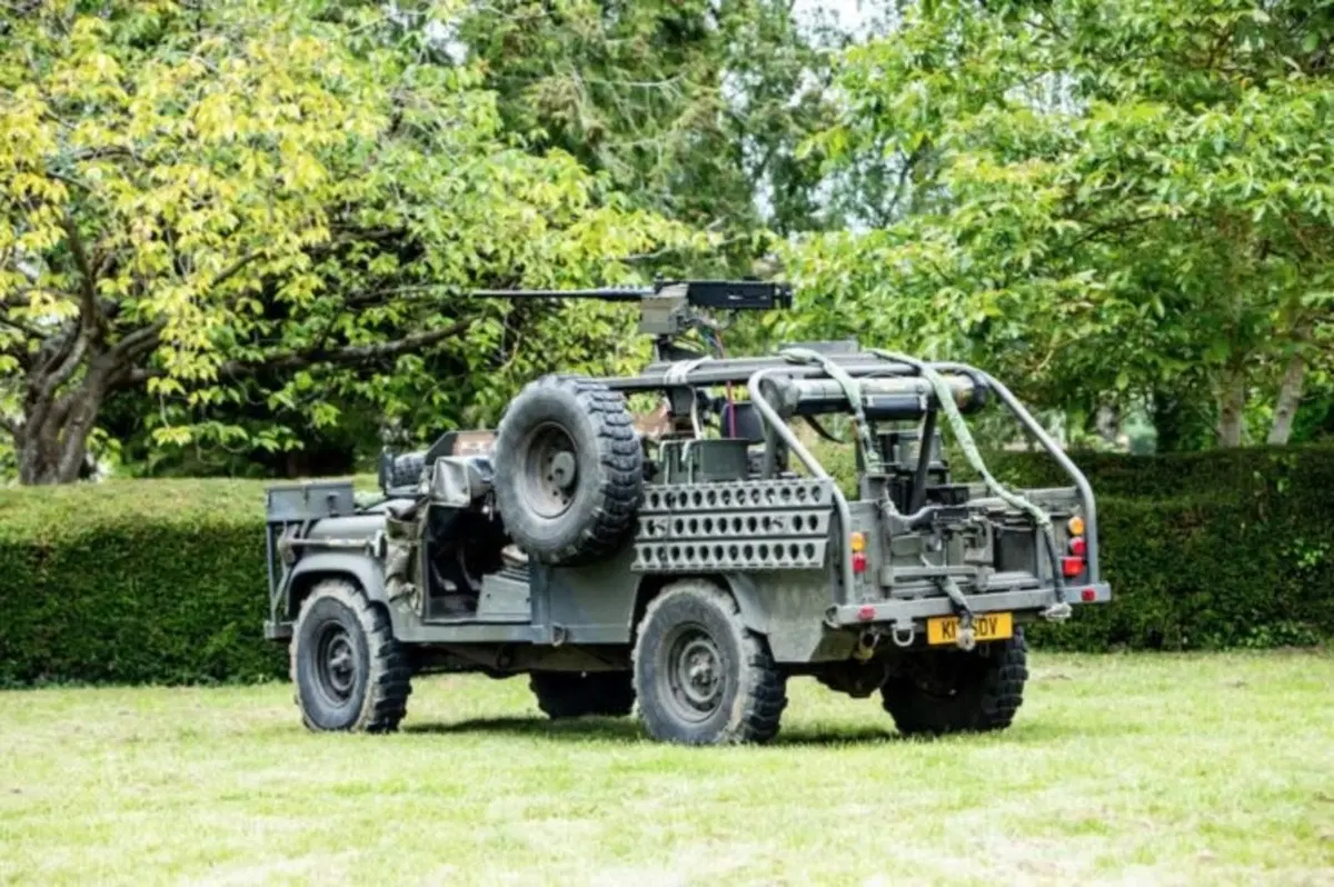 Land Rover Defender 110 V8 SOV: l'anti Humvee all'asta (2)