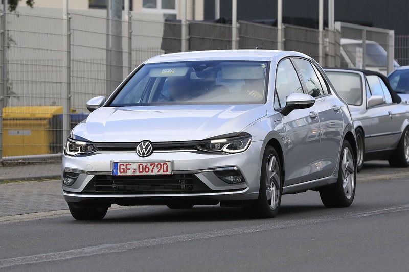 Volkswagen Golf GTE, le foto spia