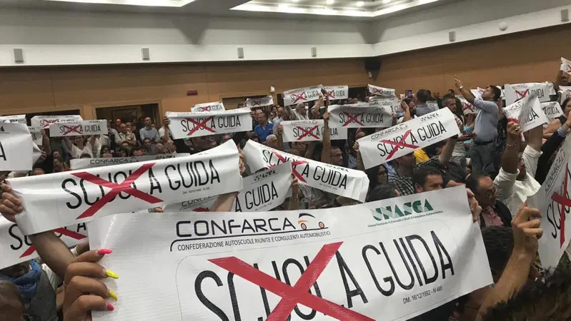 Autoscuole pronte alla protesta di piazza contro l'IVA al 22% sulle patenti