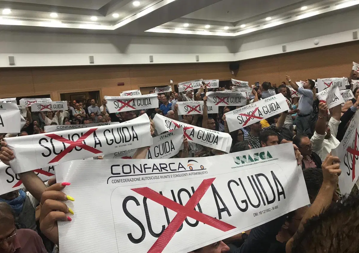 Autoscuole pronte alla protesta di piazza contro l'IVA al 22% sulle patenti
