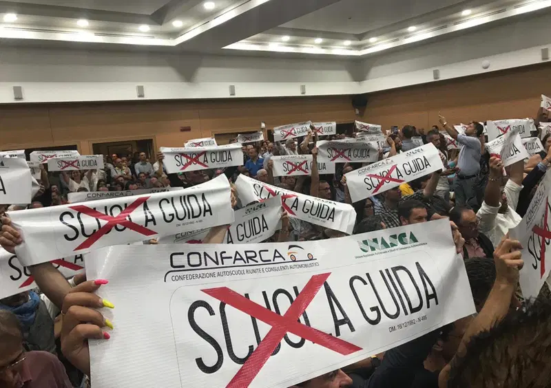 Autoscuole pronte alla protesta di piazza contro l'IVA al 22% sulle patenti