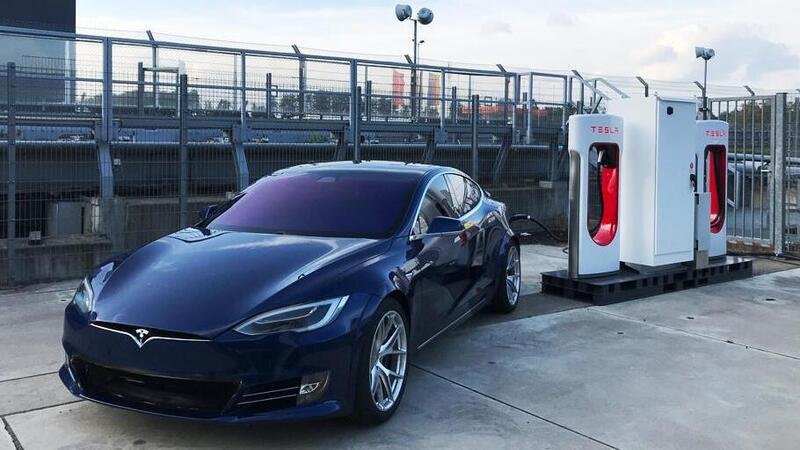 Tesla, spunta un Supercharger al N&uuml;rburgring