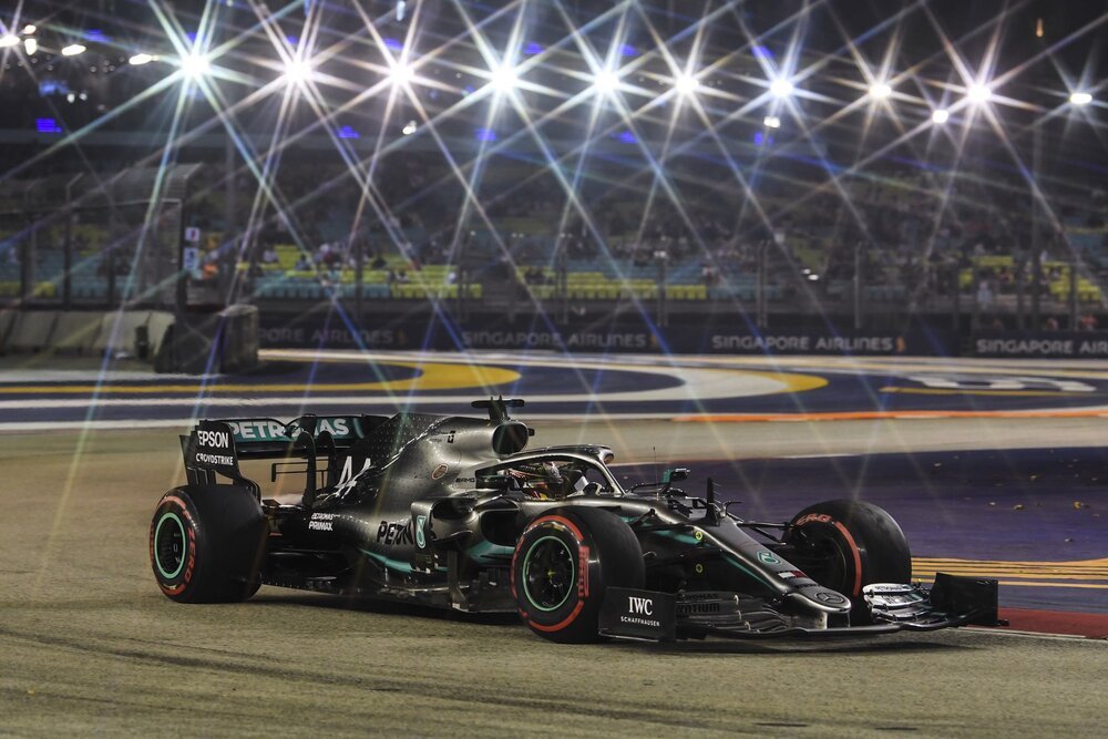 Lewis Hamilton scatter&agrave; dalla prima fila a Singapore