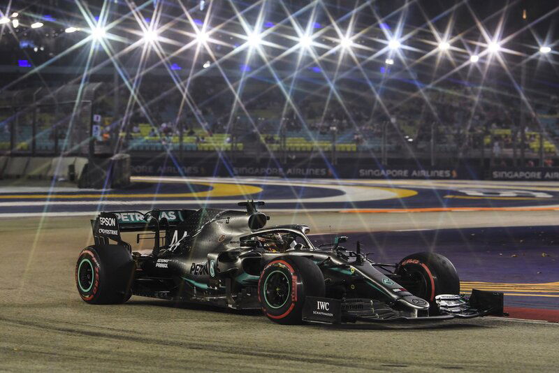 Lewis Hamilton scatter&agrave; dalla prima fila a Singapore