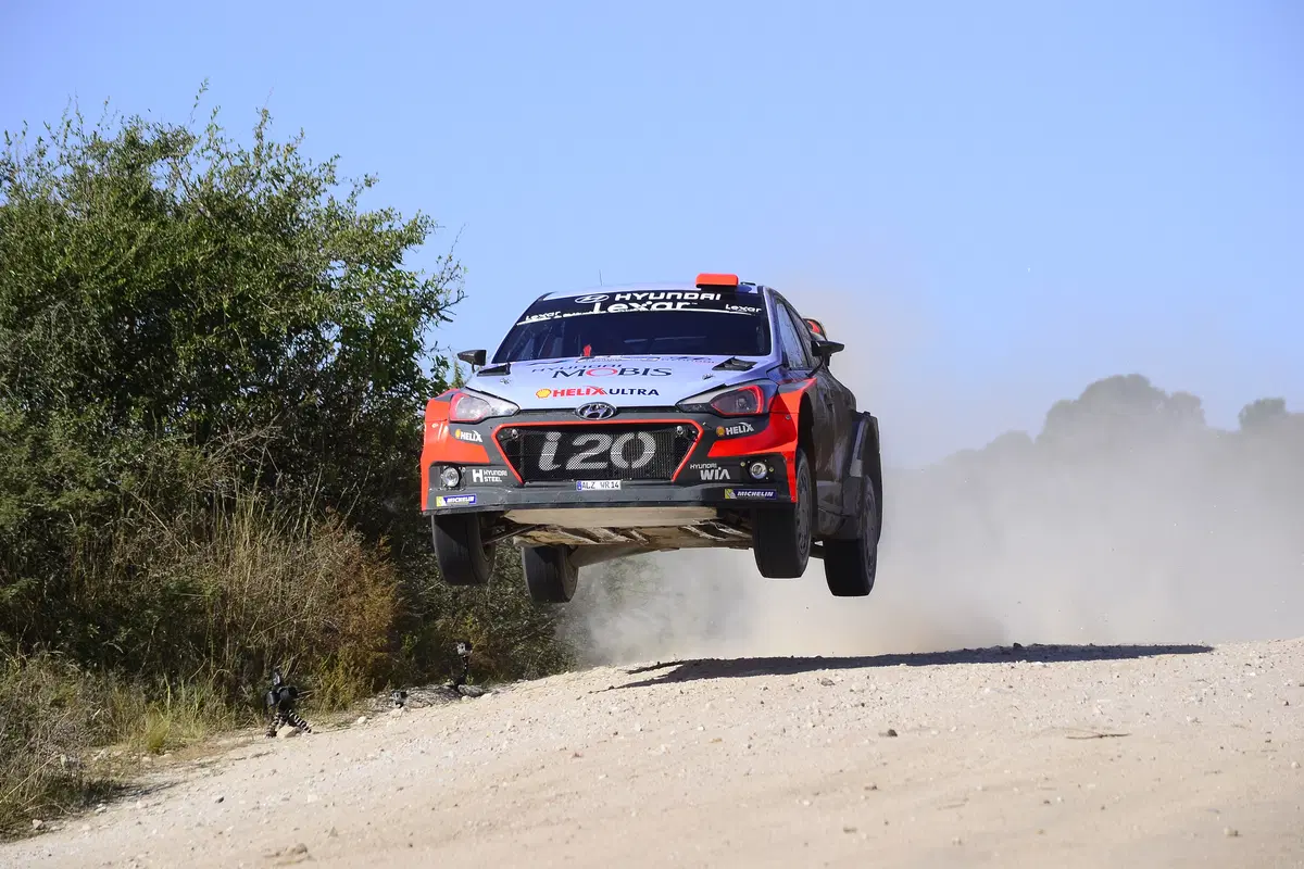 WRC16 Argentina. Magnifico Paddon (Hyundai) nella resa di Latvala