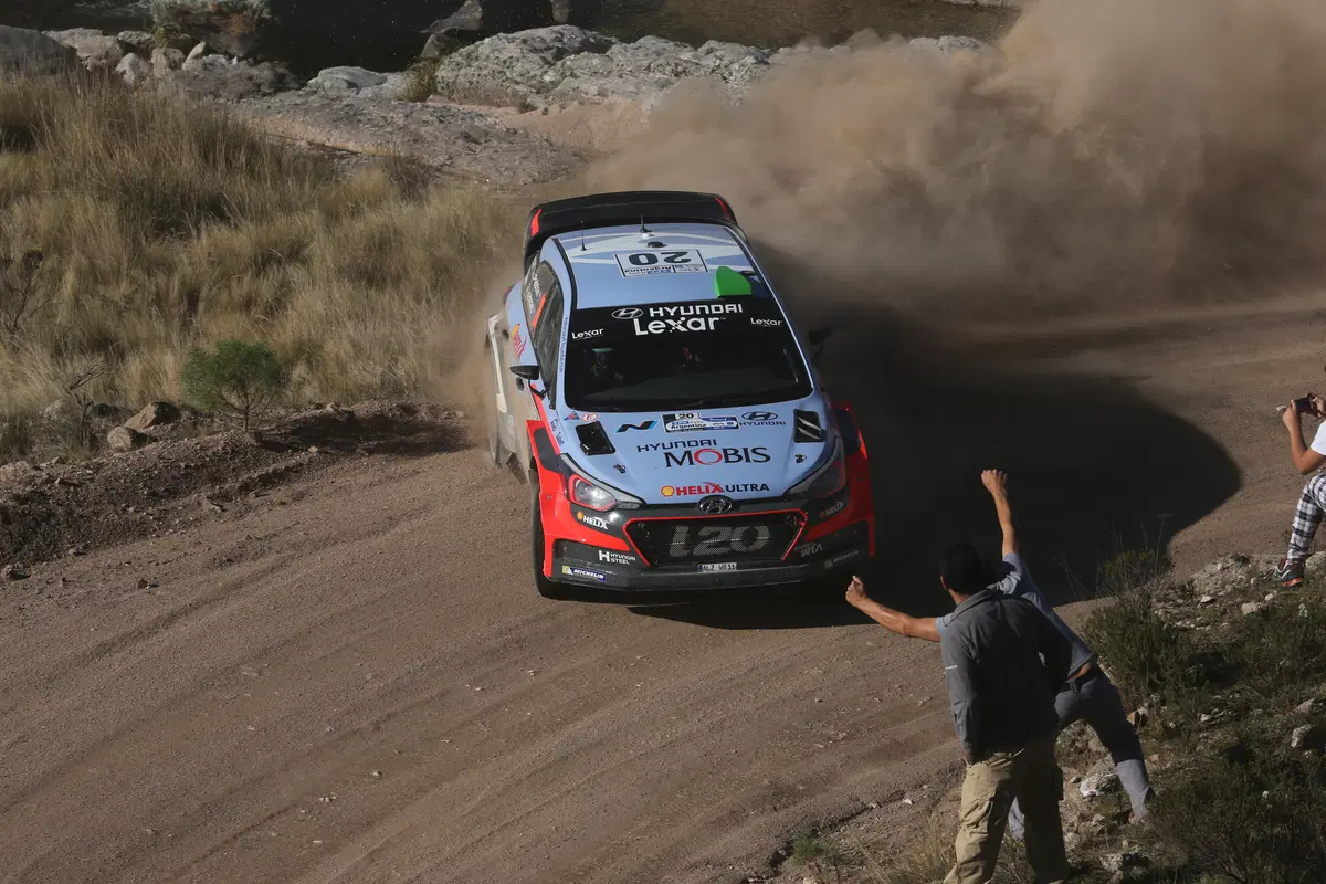 WRC16 Argentina. Magnifico Paddon (Hyundai) nella resa di Latvala (39)