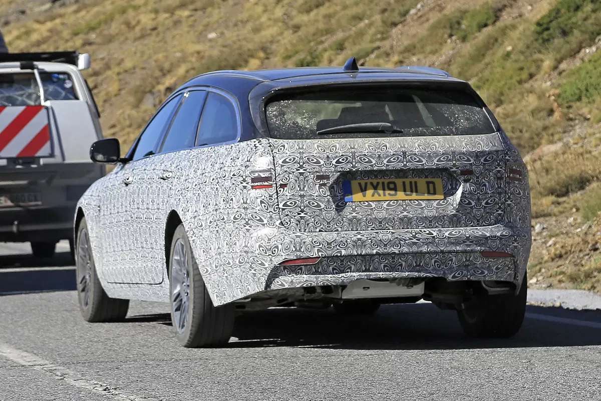 Jaguar XF Sportbrake, le foto spia  (2)