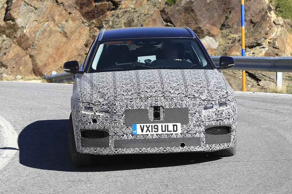 Jaguar XF Sportbrake, le foto spia  (3)