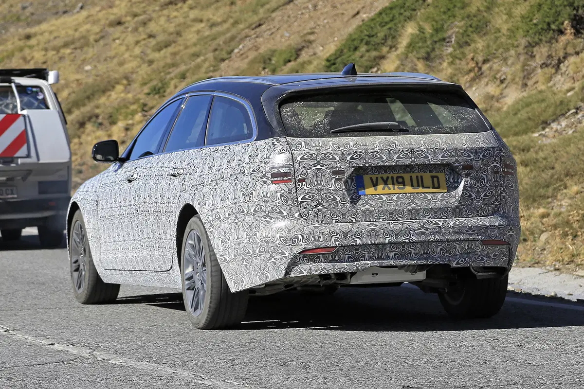 Jaguar XF Sportbrake, le foto spia  (7)