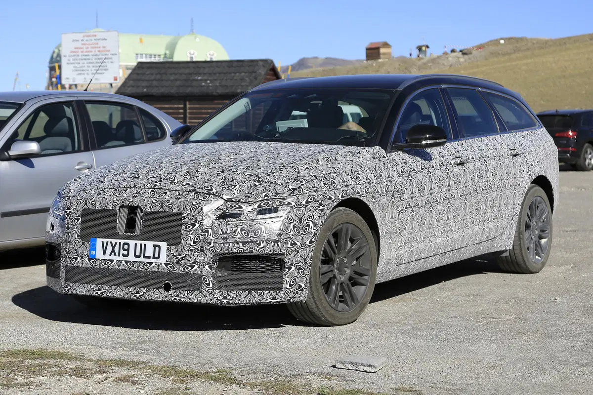 Jaguar XF Sportbrake, le foto spia  (6)