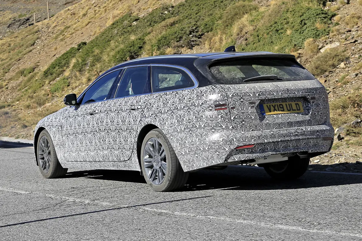 Jaguar XF Sportbrake, le foto spia  (8)