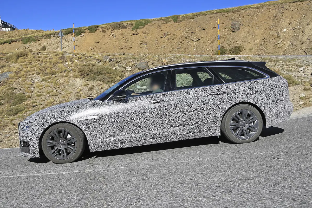 Jaguar XF Sportbrake, le foto spia  (9)