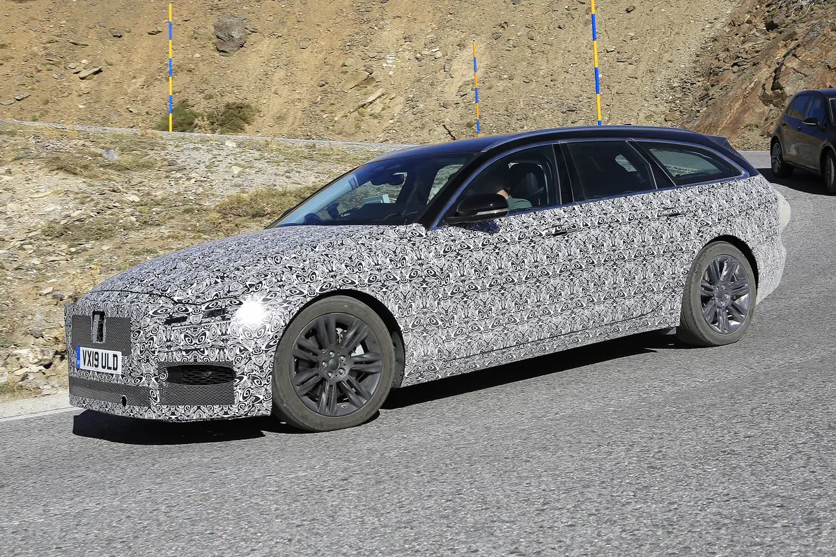 Jaguar XF Sportbrake, le foto spia  (10)