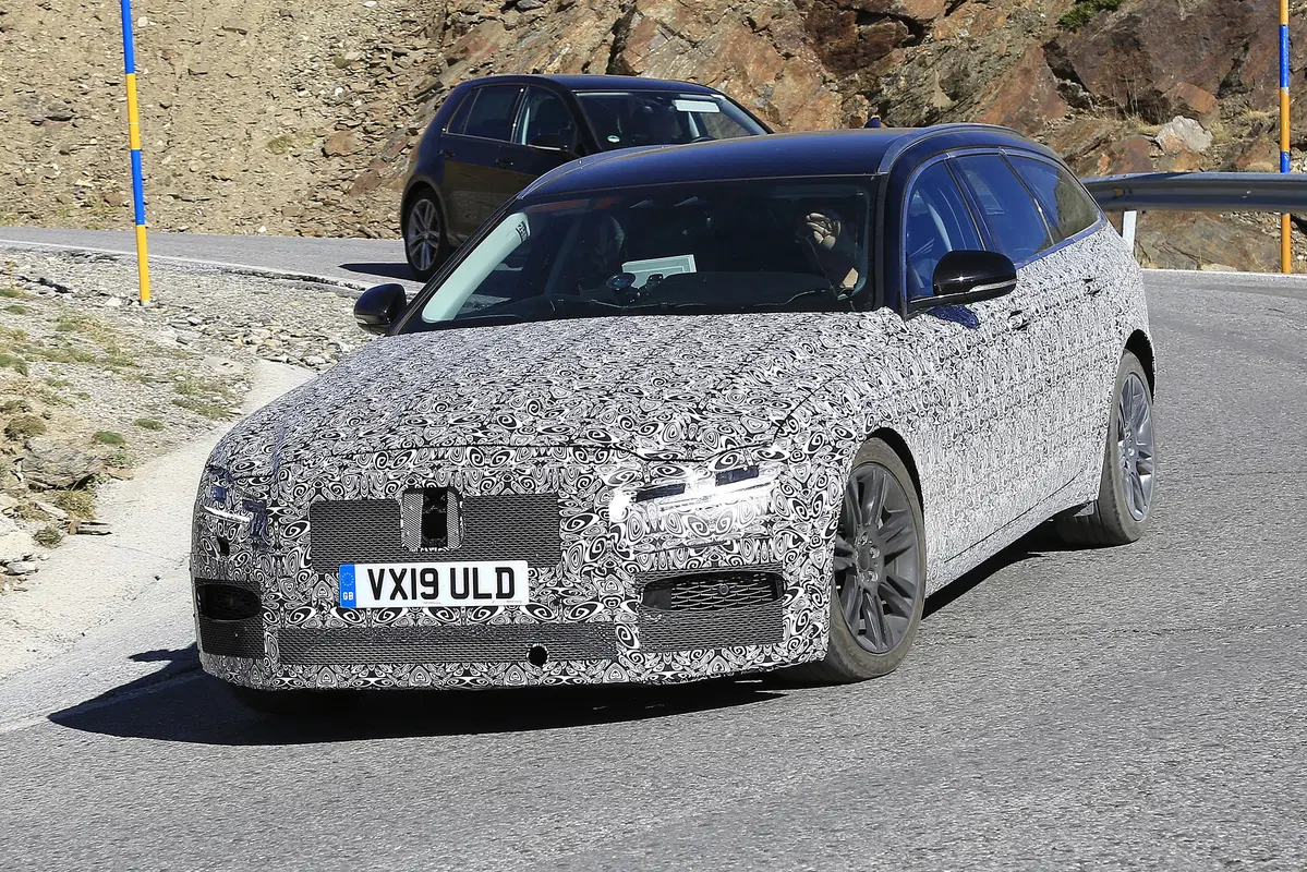 Jaguar XF Sportbrake, le foto spia  (11)