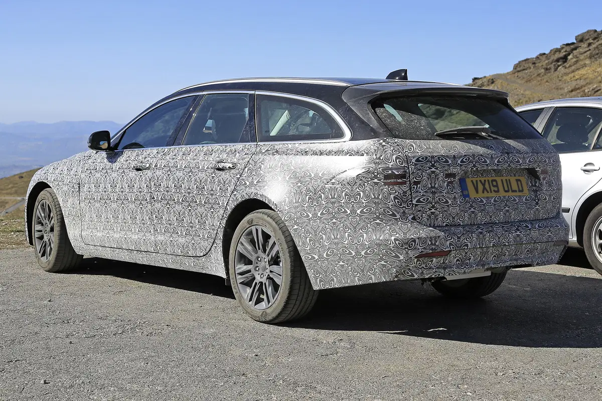 Jaguar XF Sportbrake, le foto spia  (12)