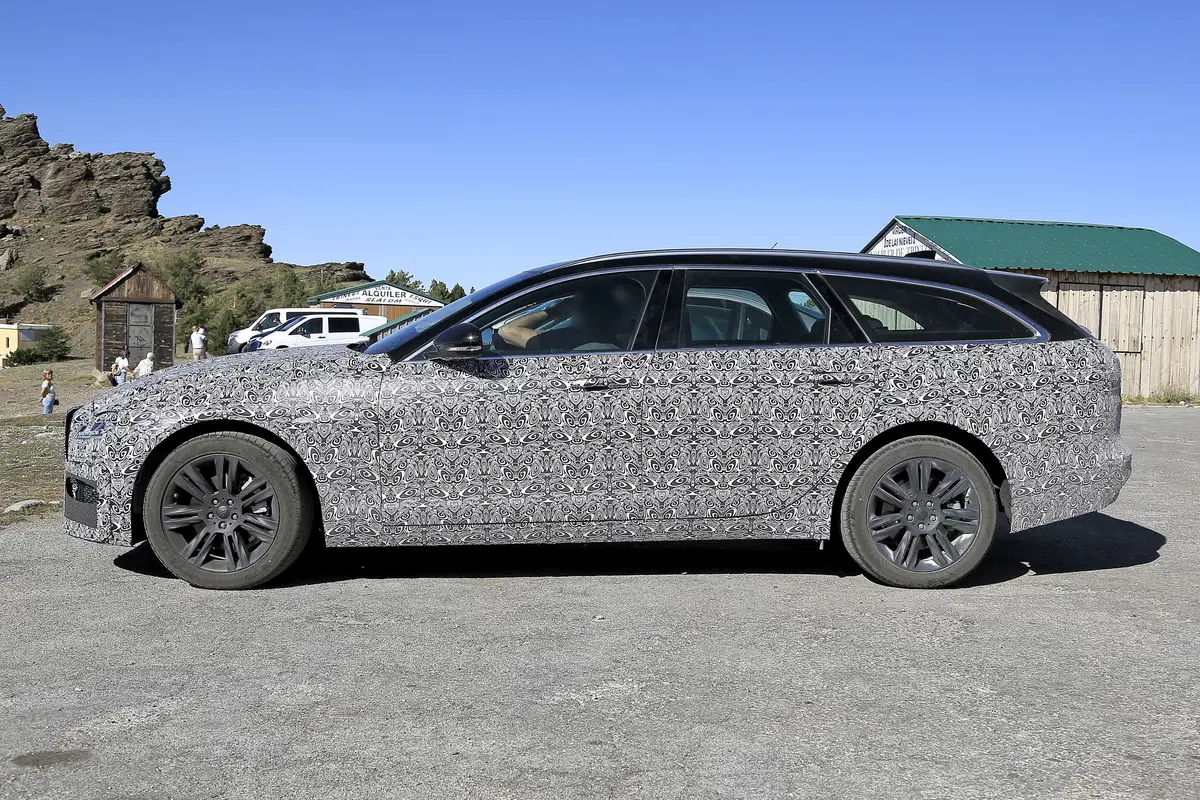 Jaguar XF Sportbrake, le foto spia  (13)