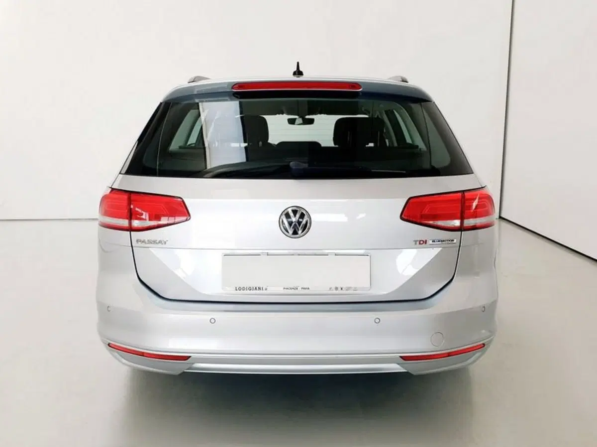 Volkswagen Passat Variant 2.0 TDI DSG Business BlueMotion Tech (31)