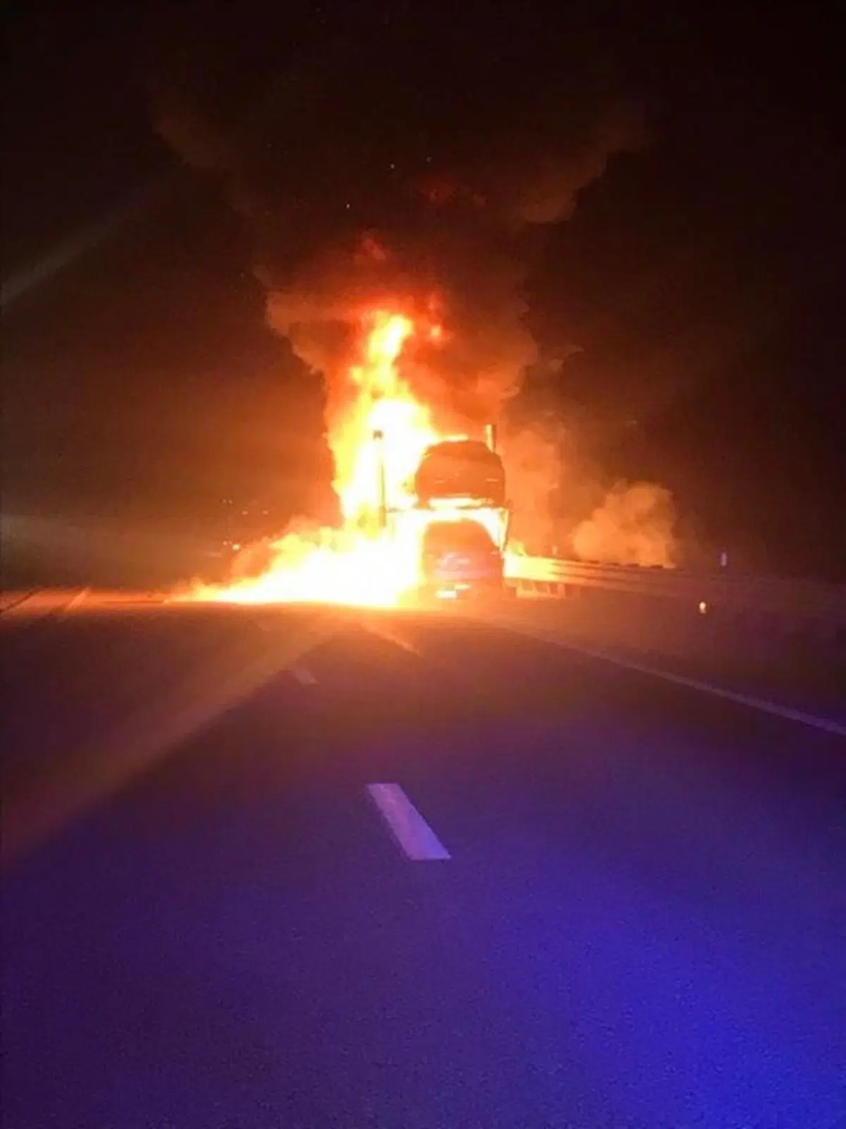 Tesla, A fuoco la bisarca con Model 3 e Model S: incredibile incendio in autostrada [foto gallery] (2)