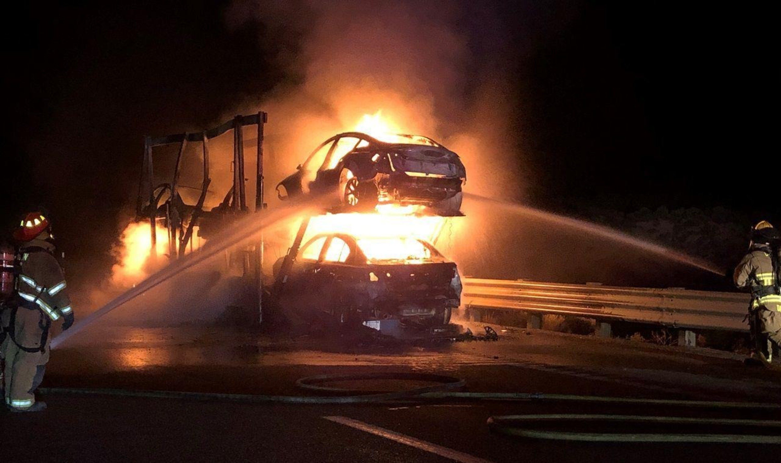 Tesla, A fuoco la bisarca con Model 3 e Model S: incredibile incendio in autostrada [foto gallery]