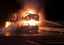 Tesla, A fuoco la bisarca con Model 3 e Model S: incredibile incendio in autostrada [foto gallery]