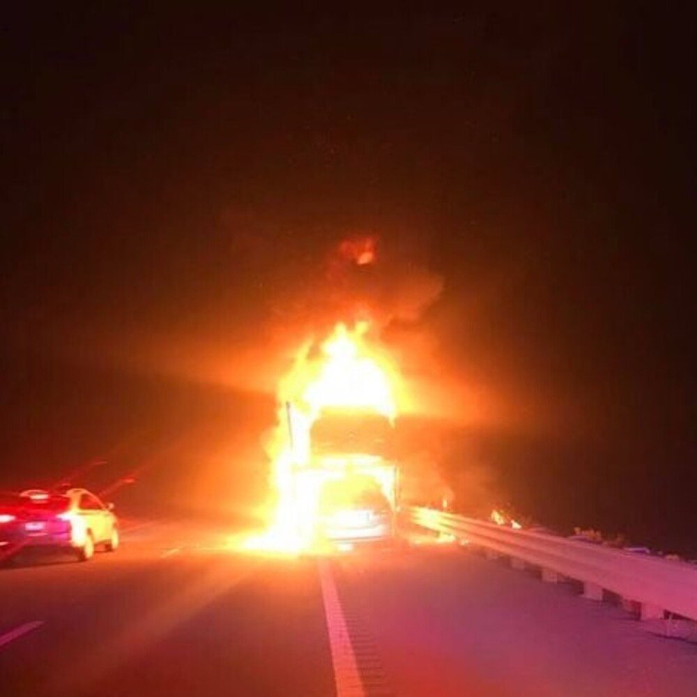 Cinque auto Tesla in fiamme sull&#039;autostrada