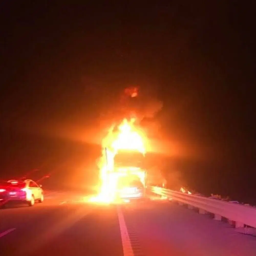 Cinque auto Tesla in fiamme sull'autostrada