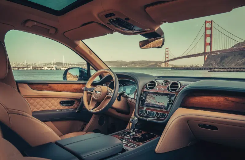 Gli interni extra lusso della Bentley Bentayga Hybrid