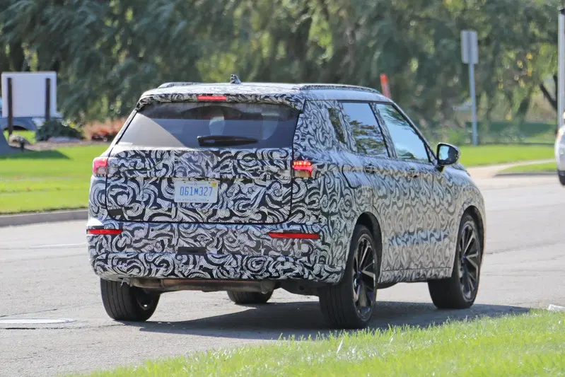 Il posteriore del futuro Mitsubishi Outlander