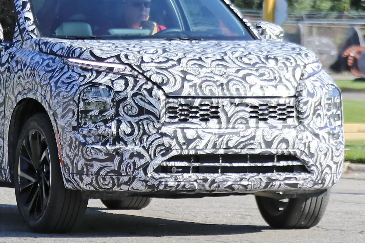 Mitsubishi Outlander: avvistata la nuova generazione [Foto spia] (2)