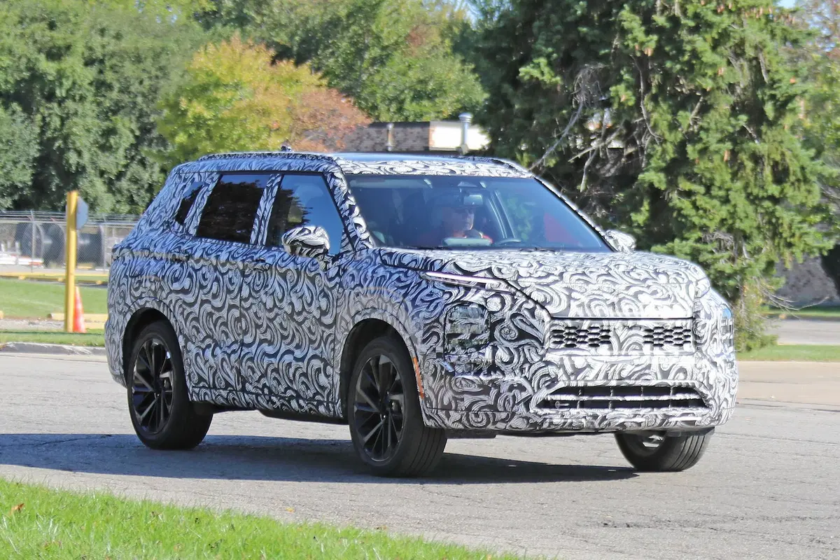 Mitsubishi Outlander: avvistata la nuova generazione [Foto spia] (7)