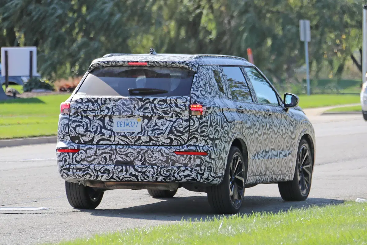 Mitsubishi Outlander: avvistata la nuova generazione [Foto spia] (4)
