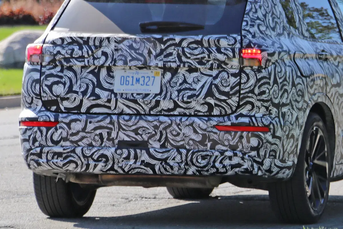 Mitsubishi Outlander: avvistata la nuova generazione [Foto spia] (6)