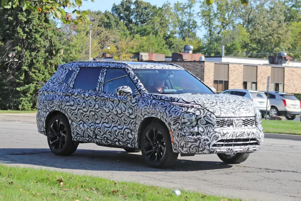 Mitsubishi Outlander: avvistata la nuova generazione [Foto spia] (12)