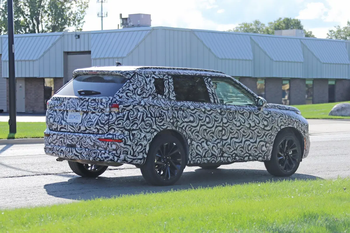 Mitsubishi Outlander: avvistata la nuova generazione [Foto spia] (5)