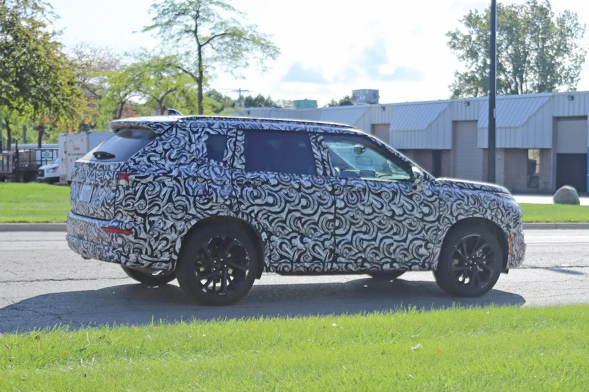 Mitsubishi Outlander: avvistata la nuova generazione [Foto spia] (11)