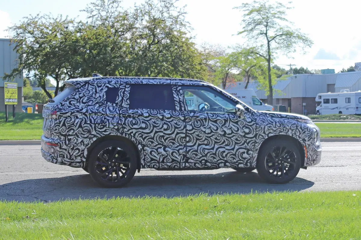 Mitsubishi Outlander: avvistata la nuova generazione [Foto spia] (3)