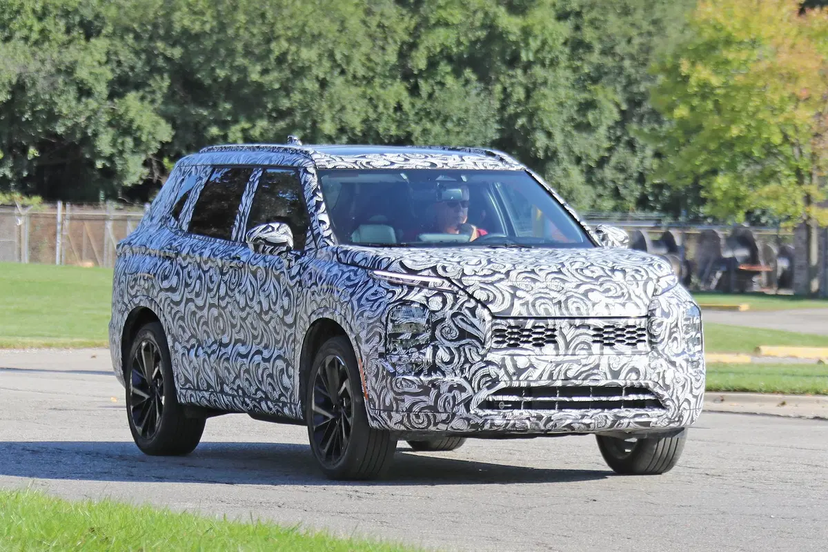 Mitsubishi Outlander: avvistata la nuova generazione [Foto spia] (13)
