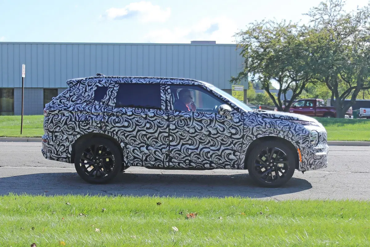 Mitsubishi Outlander: avvistata la nuova generazione [Foto spia] (9)