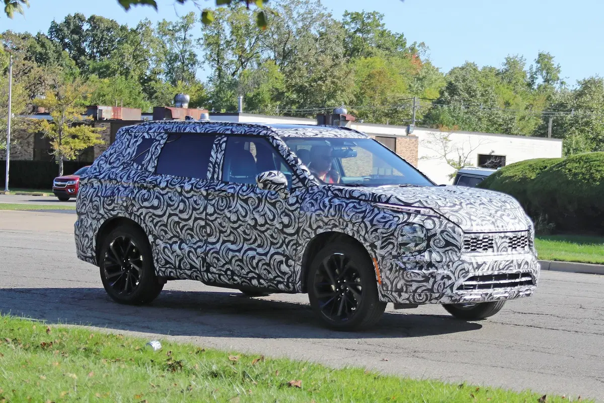 Mitsubishi Outlander: avvistata la nuova generazione [Foto spia] (14)
