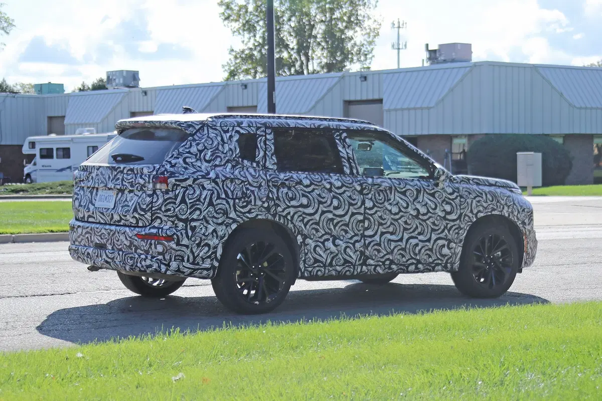 Mitsubishi Outlander: avvistata la nuova generazione [Foto spia] (10)