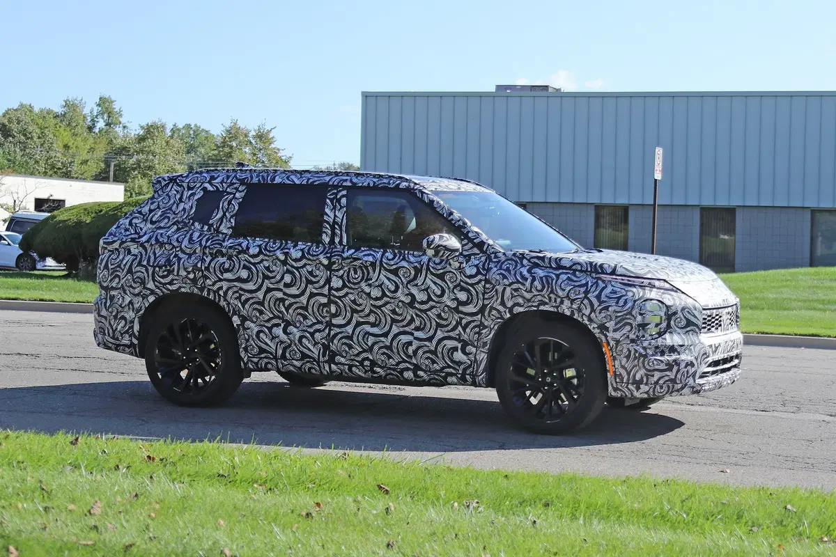 Mitsubishi Outlander: avvistata la nuova generazione [Foto spia] (8)