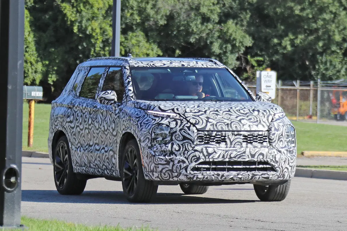Mitsubishi Outlander: avvistata la nuova generazione [Foto spia] (15)