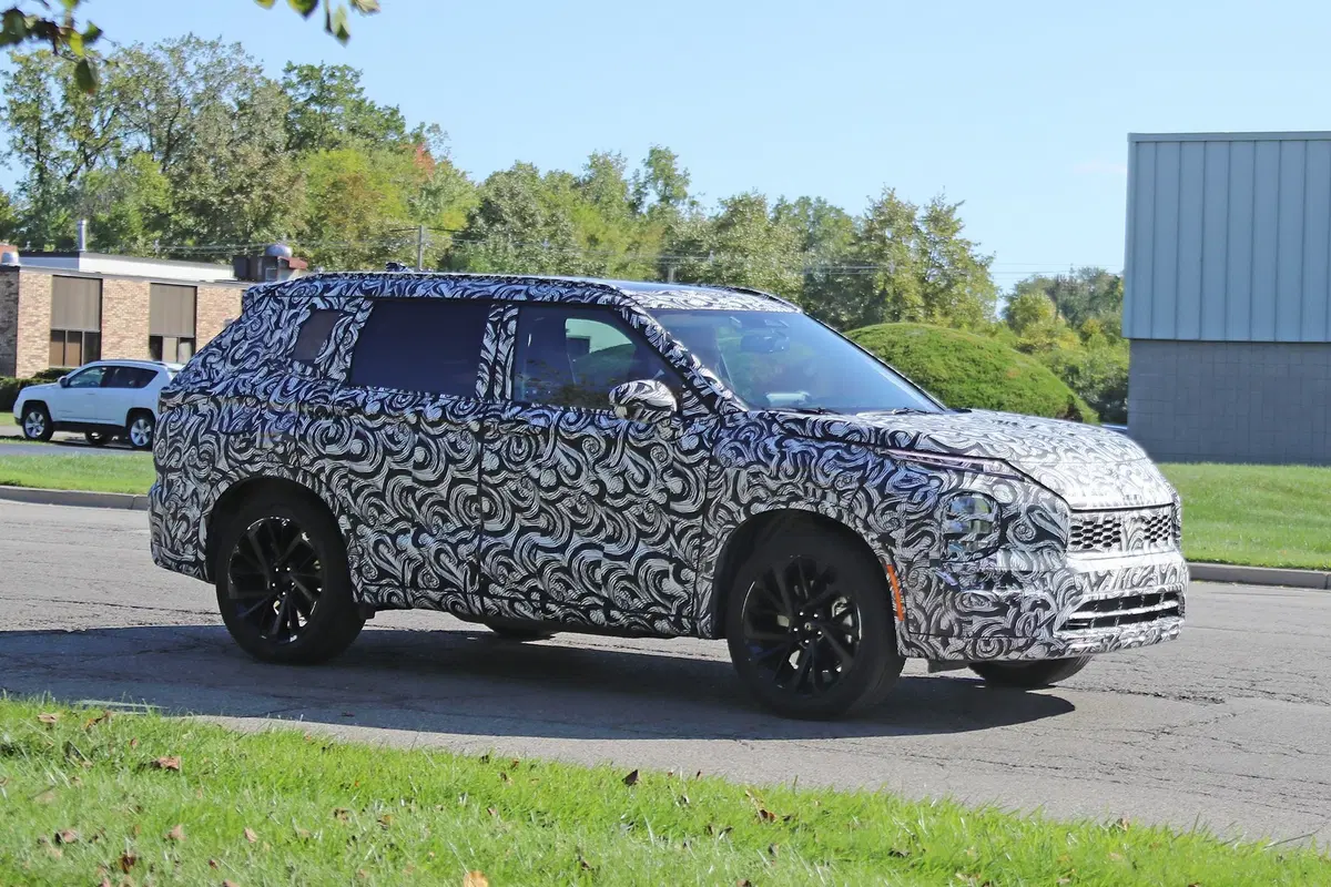Mitsubishi Outlander: avvistata la nuova generazione [Foto spia] (16)