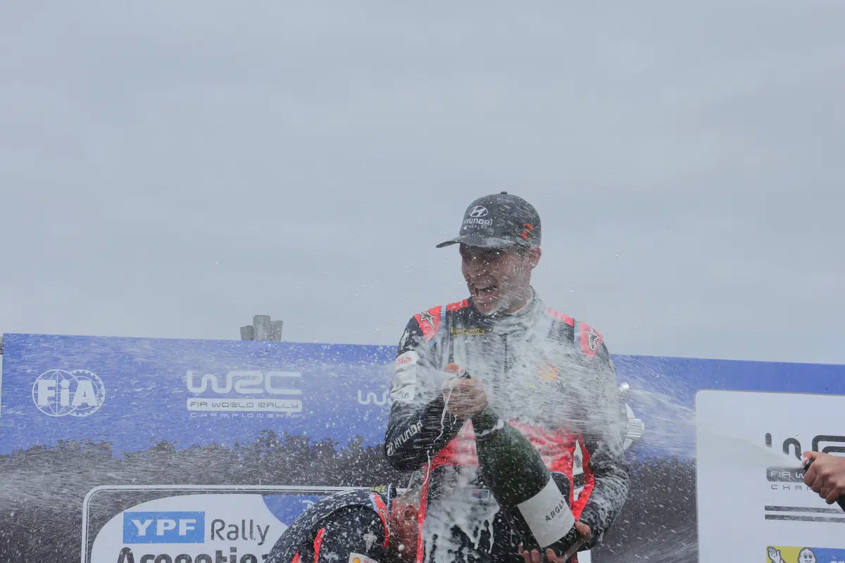 WRC16 Hayden Paddon (Hyundai) Gigantesco! Epica Prima Volta (8)
