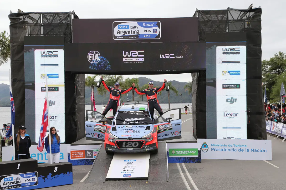 WRC16 Hayden Paddon (Hyundai) Gigantesco! Epica Prima Volta (39)